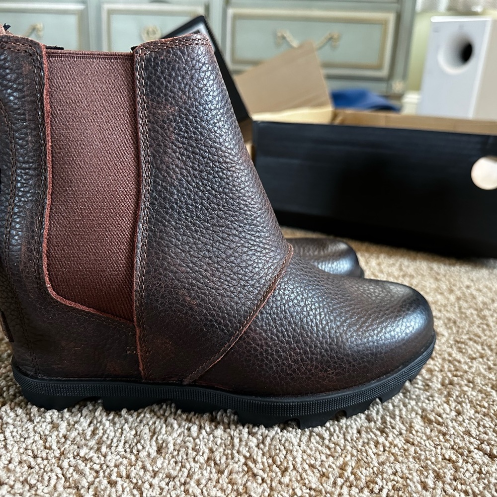 Sorel size 7.5 Joan of Arc Wedge II Chelsea. New in box